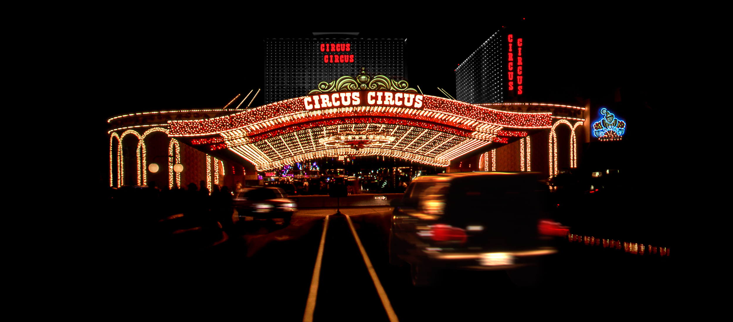 Photo nocturne du casino hôtel le Circus Circus de Las Végas dans le Nevada, illuminé par ses ampoules et néons.