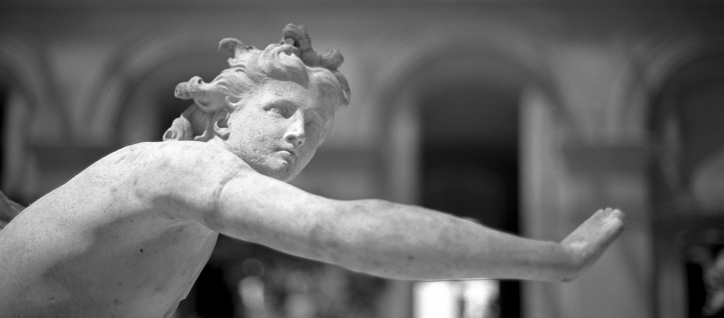 Photographie de statue prise dans la cour Marly du Louvre à Paris, Apollon poursuivant Daphné, Nicolas Coustou 1713 / 1715.