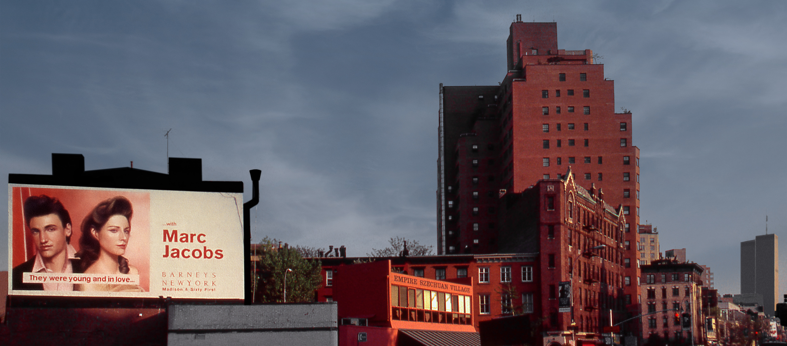 Photo d'une rue de New York avec une affiche Marc Jacob, un immeuble en brique rouge et les Twins Towers au fond.